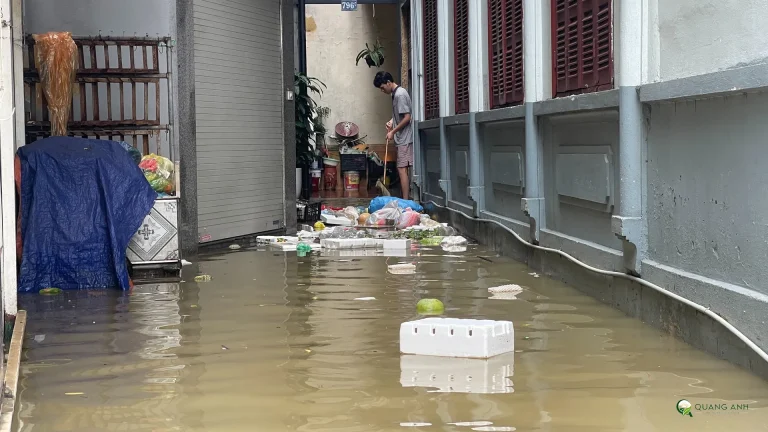 Gia Đình Cần Làm Gì Để Vệ Sinh Nhà Cửa Sau Mưa Ngập